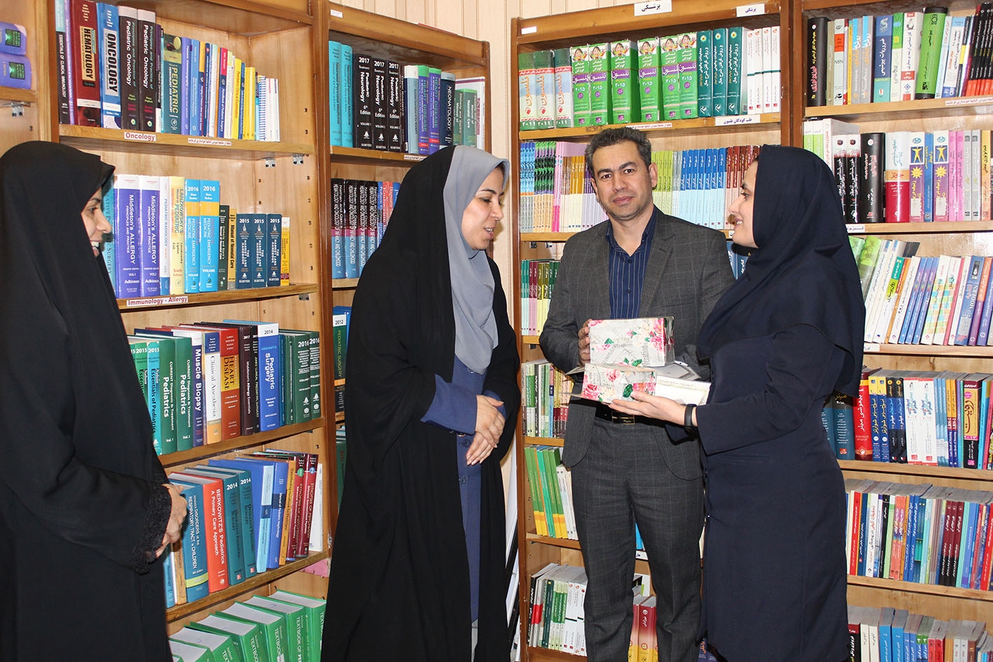 بازدید از کتابخانه